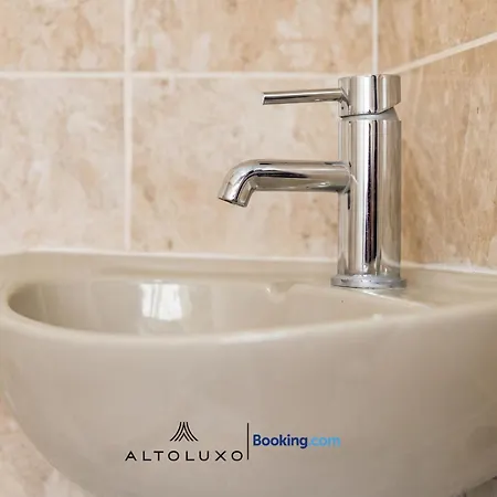 Calm & Comfortable One Bedroom With Shared Garden In Bishopsworth By Altoluxo *