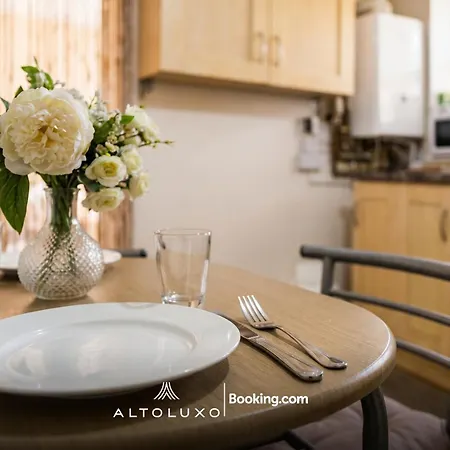 Calm & Comfortable One Bedroom With Shared Garden In Bishopsworth By Altoluxo